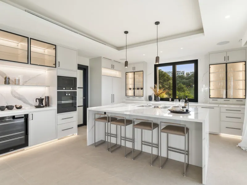 Villa Three, located in the distinguished La Resina Golf community within Estepona's flourishing residential zone, is an architectural statement combining contemporary sophistication and practical luxury. Designed by the acclaimed Francisco Martínez Galvá
