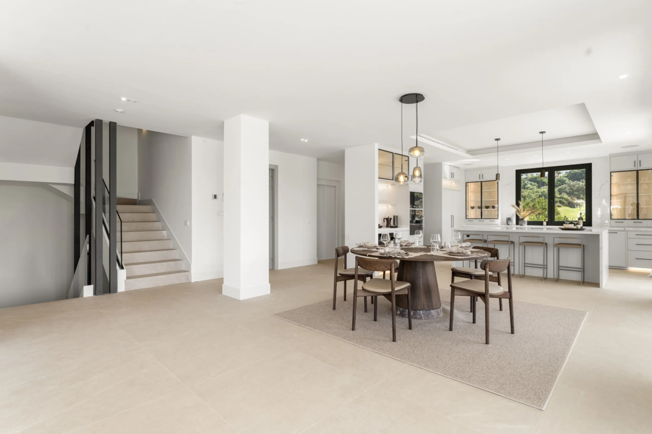 Villa Three, located in the distinguished La Resina Golf community within Estepona's flourishing residential zone, is an architectural statement combining contemporary sophistication and practical luxury. Designed by the acclaimed Francisco Martínez Galvá