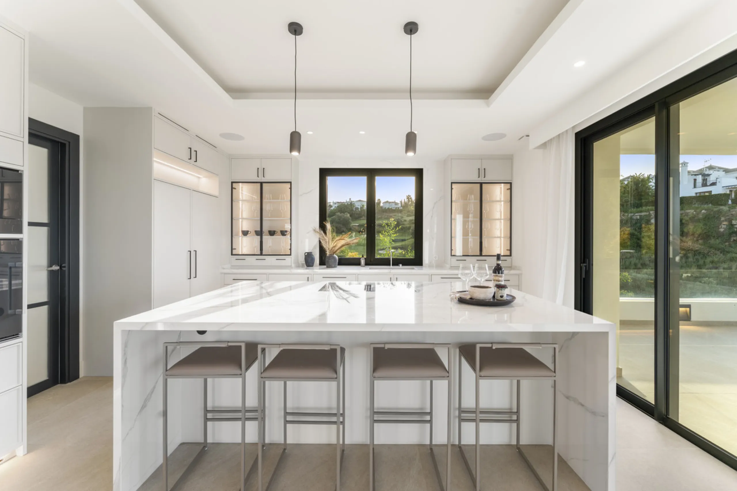Villa Three, located in the distinguished La Resina Golf community within Estepona's flourishing residential zone, is an architectural statement combining contemporary sophistication and practical luxury. Designed by the acclaimed Francisco Martínez Galvá