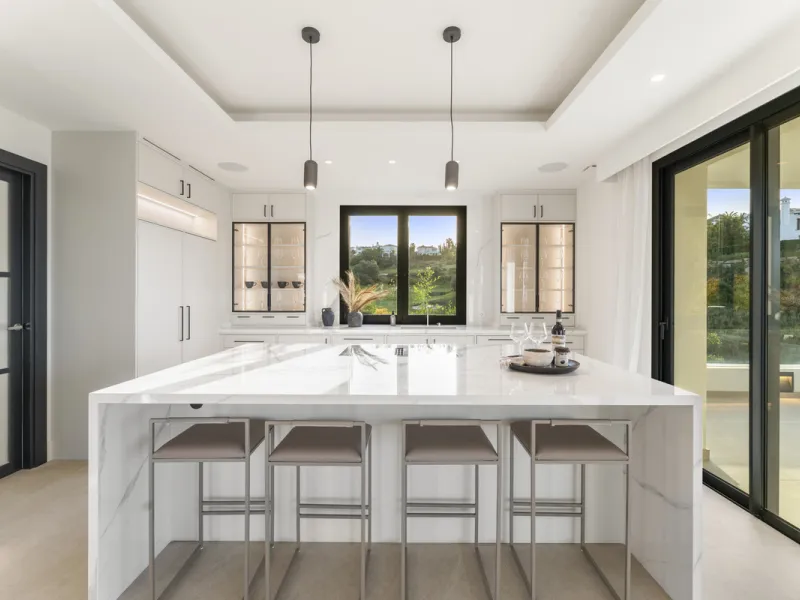 Villa Three, located in the distinguished La Resina Golf community within Estepona's flourishing residential zone, is an architectural statement combining contemporary sophistication and practical luxury. Designed by the acclaimed Francisco Martínez Galvá