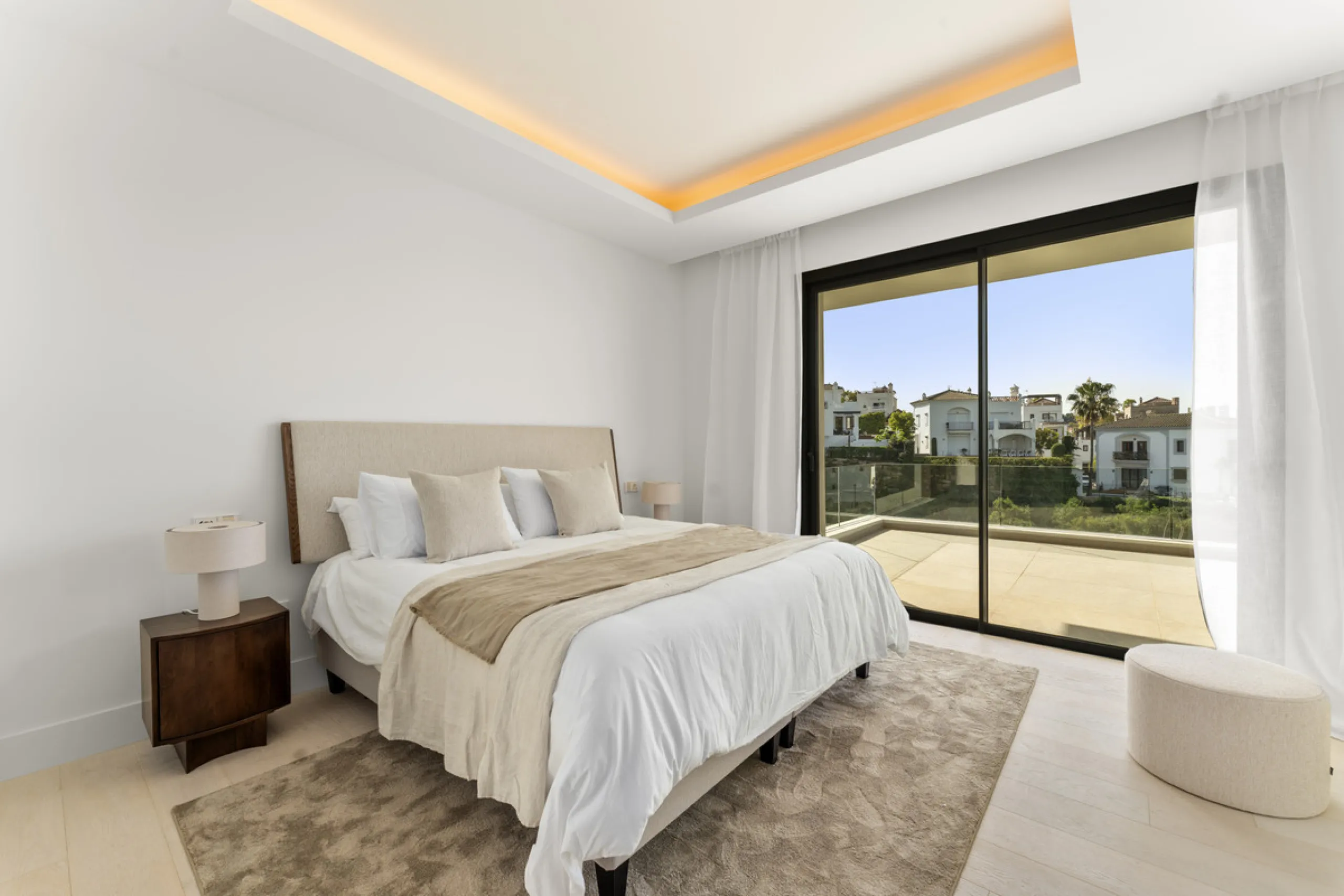Villa Three, located in the distinguished La Resina Golf community within Estepona's flourishing residential zone, is an architectural statement combining contemporary sophistication and practical luxury. Designed by the acclaimed Francisco Martínez Galvá
