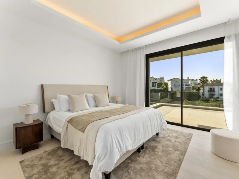Villa Three, located in the distinguished La Resina Golf community within Estepona's flourishing residential zone, is an architectural statement combining contemporary sophistication and practical luxury. Designed by the acclaimed Francisco Martínez Galvá