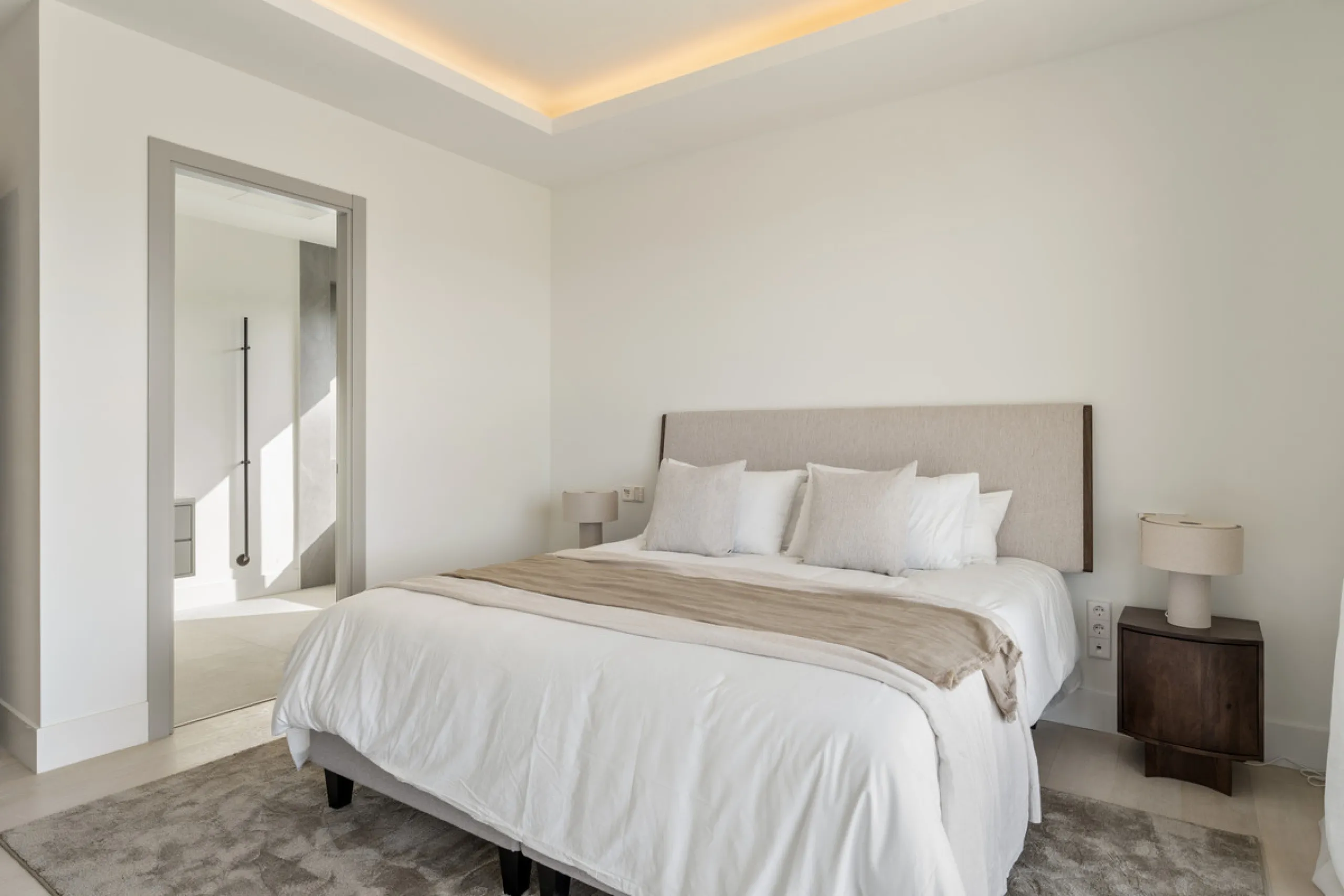 Villa Three, located in the distinguished La Resina Golf community within Estepona's flourishing residential zone, is an architectural statement combining contemporary sophistication and practical luxury. Designed by the acclaimed Francisco Martínez Galvá