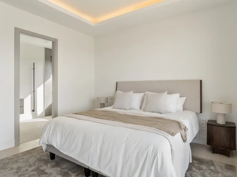Villa Three, located in the distinguished La Resina Golf community within Estepona's flourishing residential zone, is an architectural statement combining contemporary sophistication and practical luxury. Designed by the acclaimed Francisco Martínez Galvá