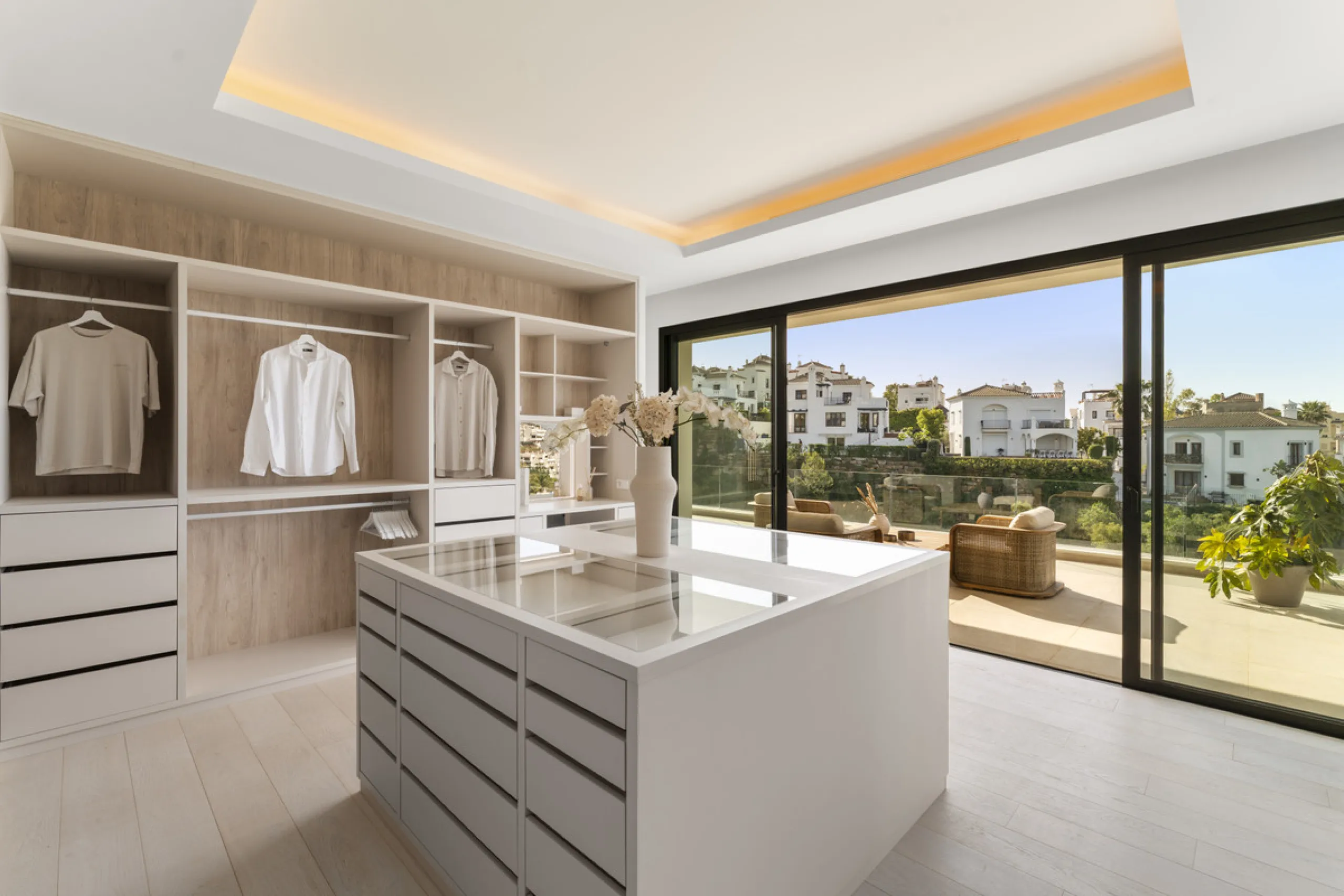 Villa Three, located in the distinguished La Resina Golf community within Estepona's flourishing residential zone, is an architectural statement combining contemporary sophistication and practical luxury. Designed by the acclaimed Francisco Martínez Galvá
