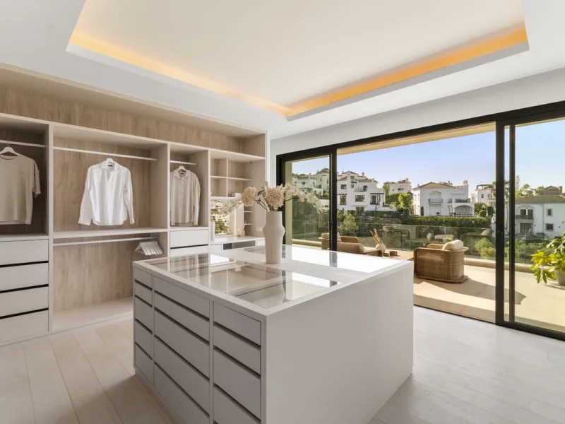 Villa Three, located in the distinguished La Resina Golf community within Estepona's flourishing residential zone, is an architectural statement combining contemporary sophistication and practical luxury. Designed by the acclaimed Francisco Martínez Galvá