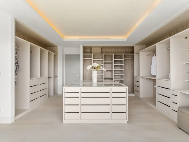 Villa Three, located in the distinguished La Resina Golf community within Estepona's flourishing residential zone, is an architectural statement combining contemporary sophistication and practical luxury. Designed by the acclaimed Francisco Martínez Galvá