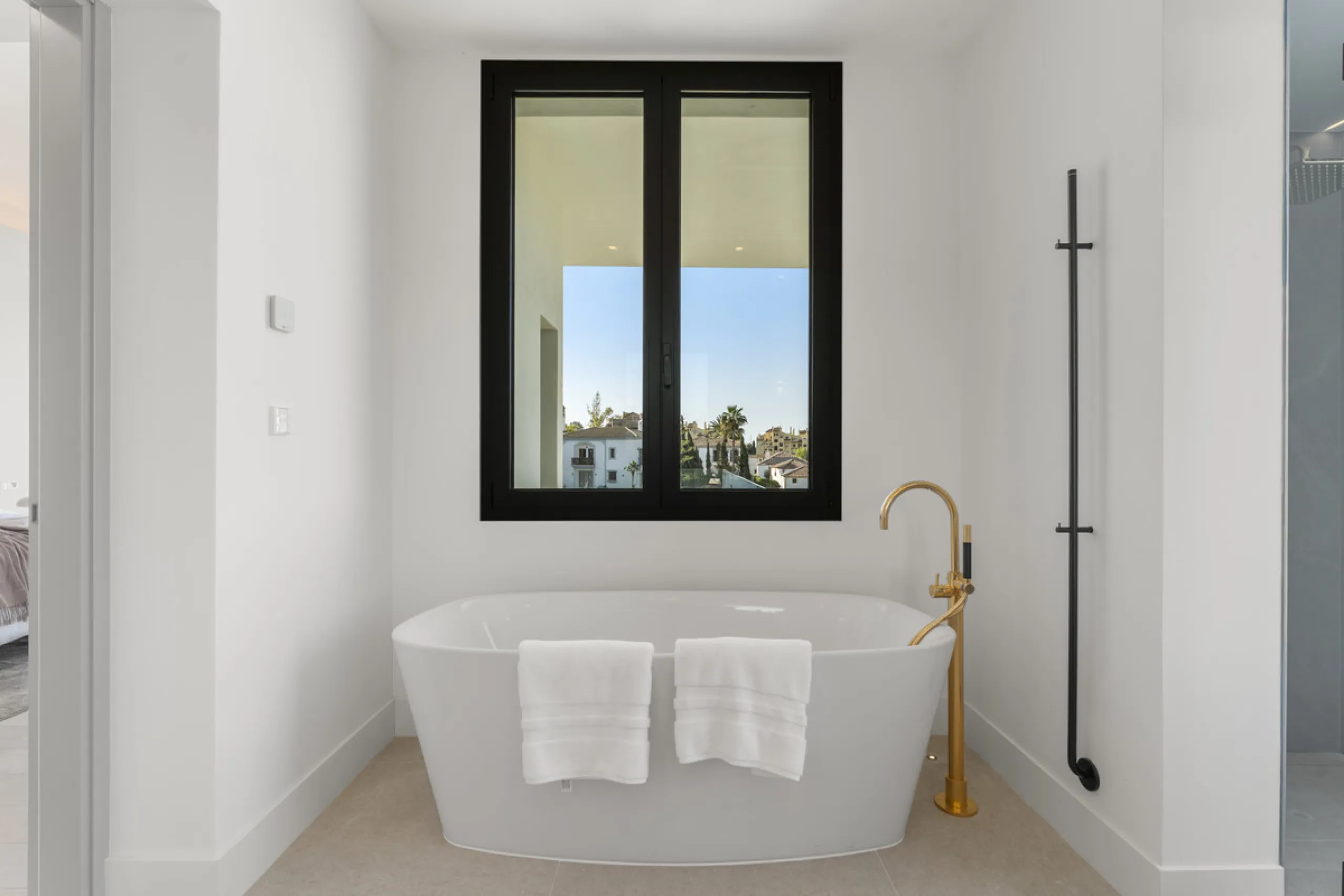 Villa Three, located in the distinguished La Resina Golf community within Estepona's flourishing residential zone, is an architectural statement combining contemporary sophistication and practical luxury. Designed by the acclaimed Francisco Martínez Galvá