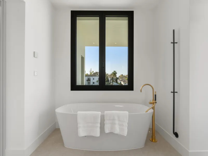 Villa Three, located in the distinguished La Resina Golf community within Estepona's flourishing residential zone, is an architectural statement combining contemporary sophistication and practical luxury. Designed by the acclaimed Francisco Martínez Galvá