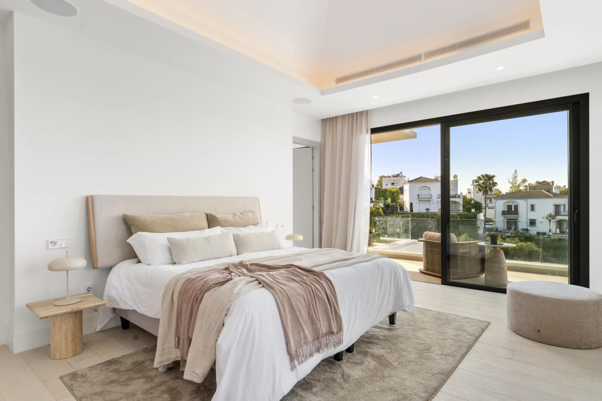 Villa Three, located in the distinguished La Resina Golf community within Estepona's flourishing residential zone, is an architectural statement combining contemporary sophistication and practical luxury. Designed by the acclaimed Francisco Martínez Galvá