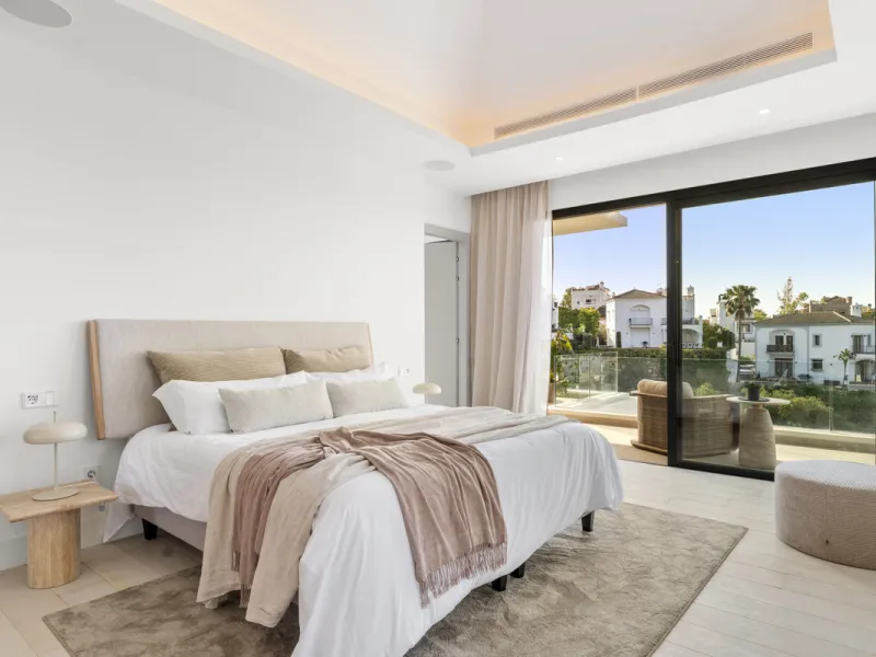 Villa Three, located in the distinguished La Resina Golf community within Estepona's flourishing residential zone, is an architectural statement combining contemporary sophistication and practical luxury. Designed by the acclaimed Francisco Martínez Galvá