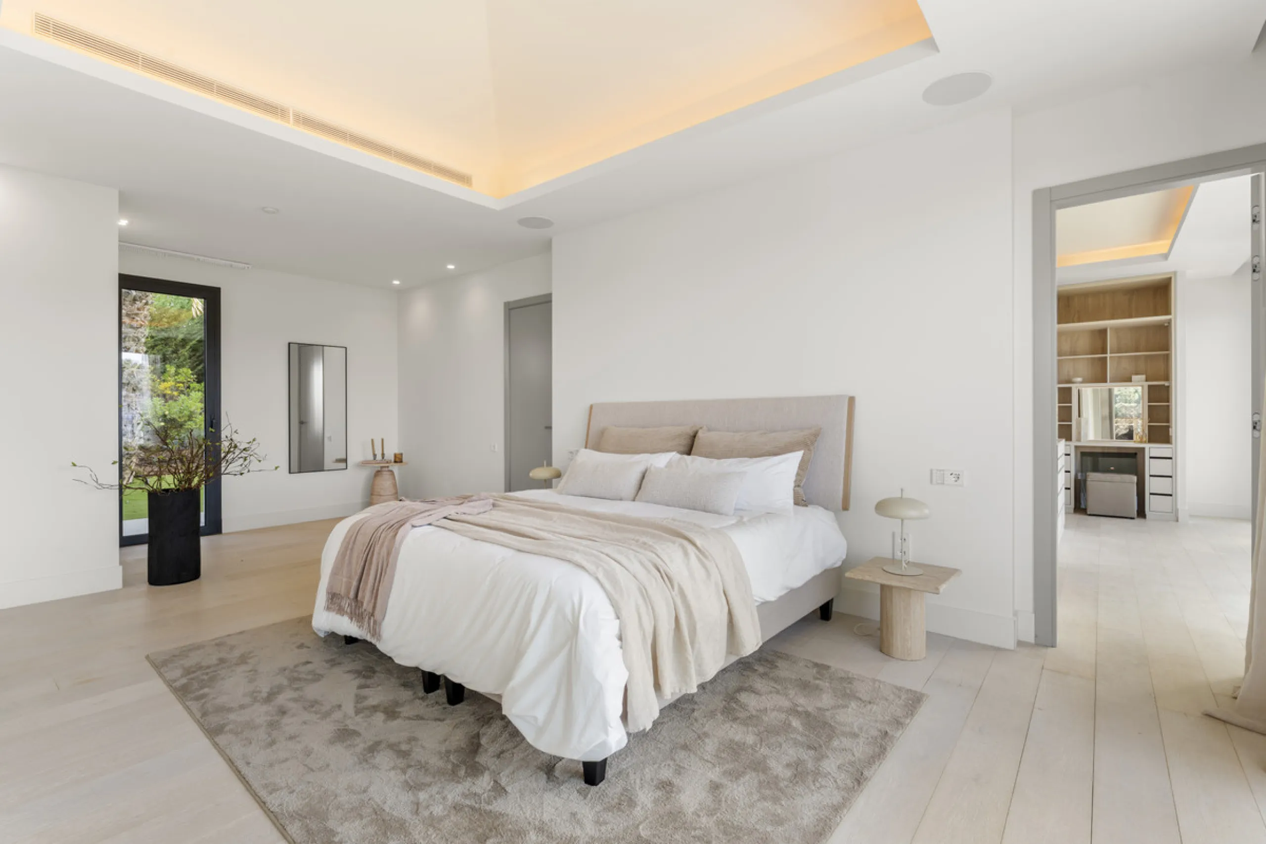 Villa Three, located in the distinguished La Resina Golf community within Estepona's flourishing residential zone, is an architectural statement combining contemporary sophistication and practical luxury. Designed by the acclaimed Francisco Martínez Galvá