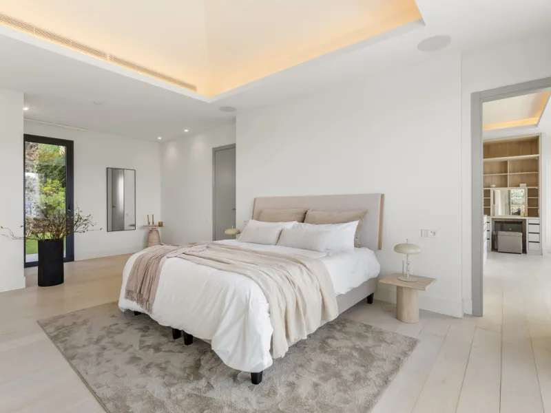 Villa Three, located in the distinguished La Resina Golf community within Estepona's flourishing residential zone, is an architectural statement combining contemporary sophistication and practical luxury. Designed by the acclaimed Francisco Martínez Galvá