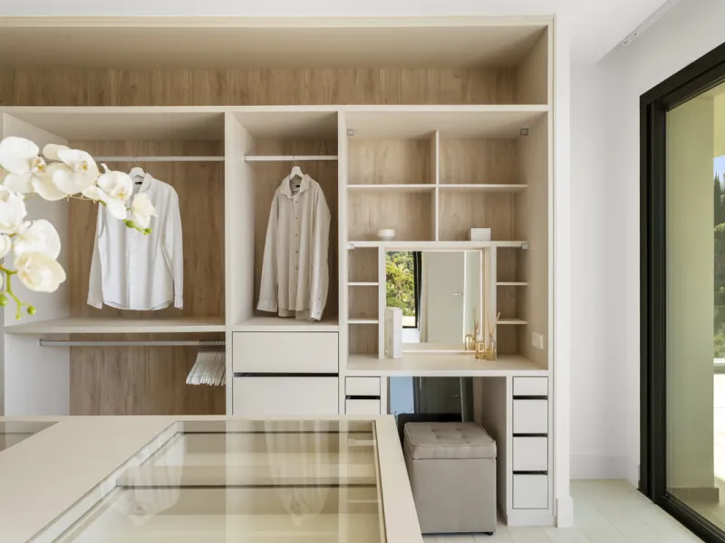 Villa Three, located in the distinguished La Resina Golf community within Estepona's flourishing residential zone, is an architectural statement combining contemporary sophistication and practical luxury. Designed by the acclaimed Francisco Martínez Galvá