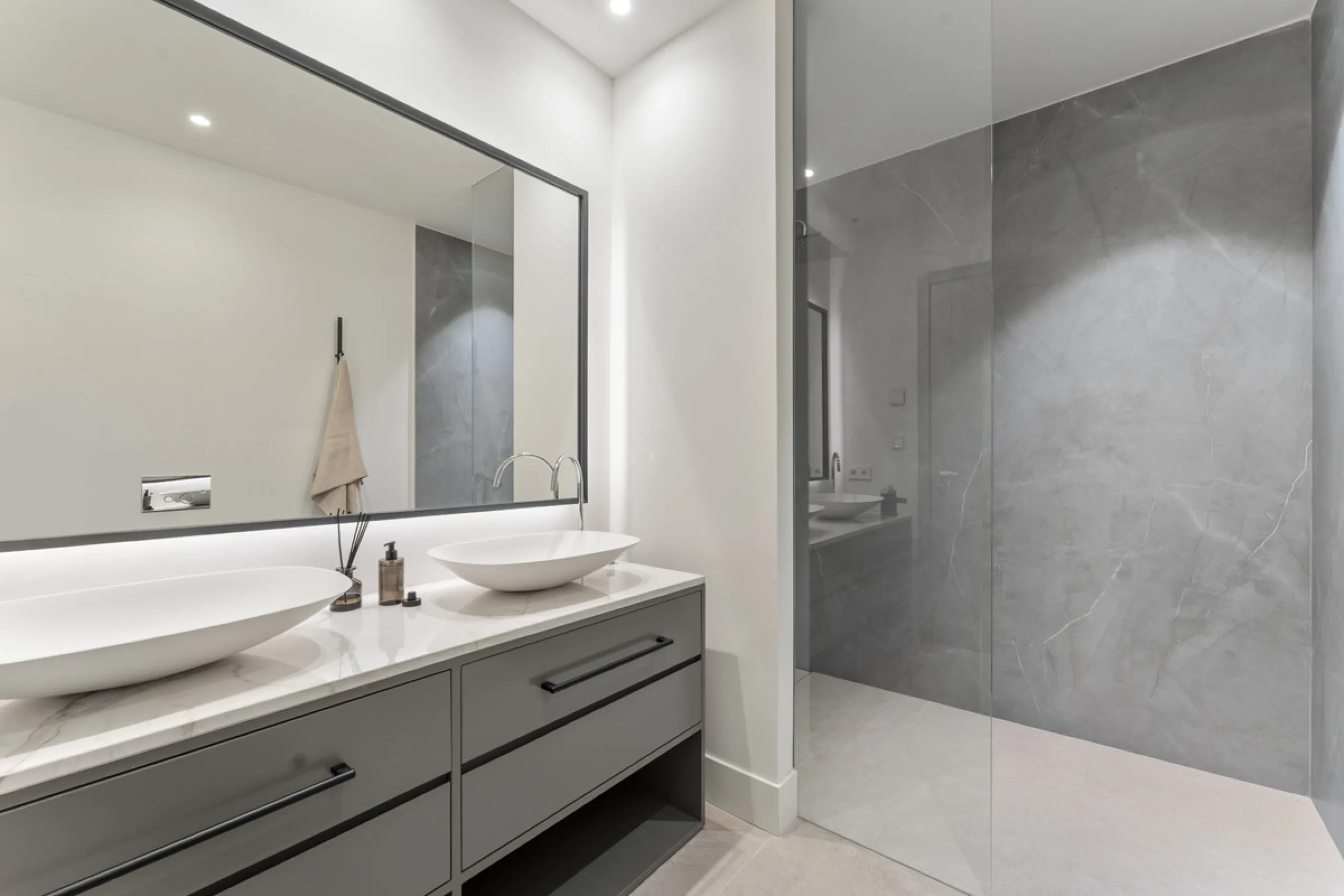 Villa Three, located in the distinguished La Resina Golf community within Estepona's flourishing residential zone, is an architectural statement combining contemporary sophistication and practical luxury. Designed by the acclaimed Francisco Martínez Galvá