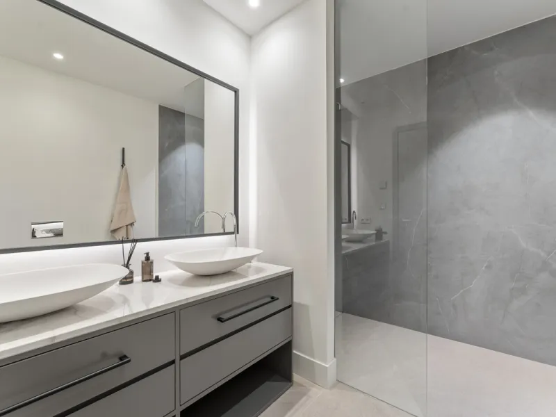 Villa Three, located in the distinguished La Resina Golf community within Estepona's flourishing residential zone, is an architectural statement combining contemporary sophistication and practical luxury. Designed by the acclaimed Francisco Martínez Galvá