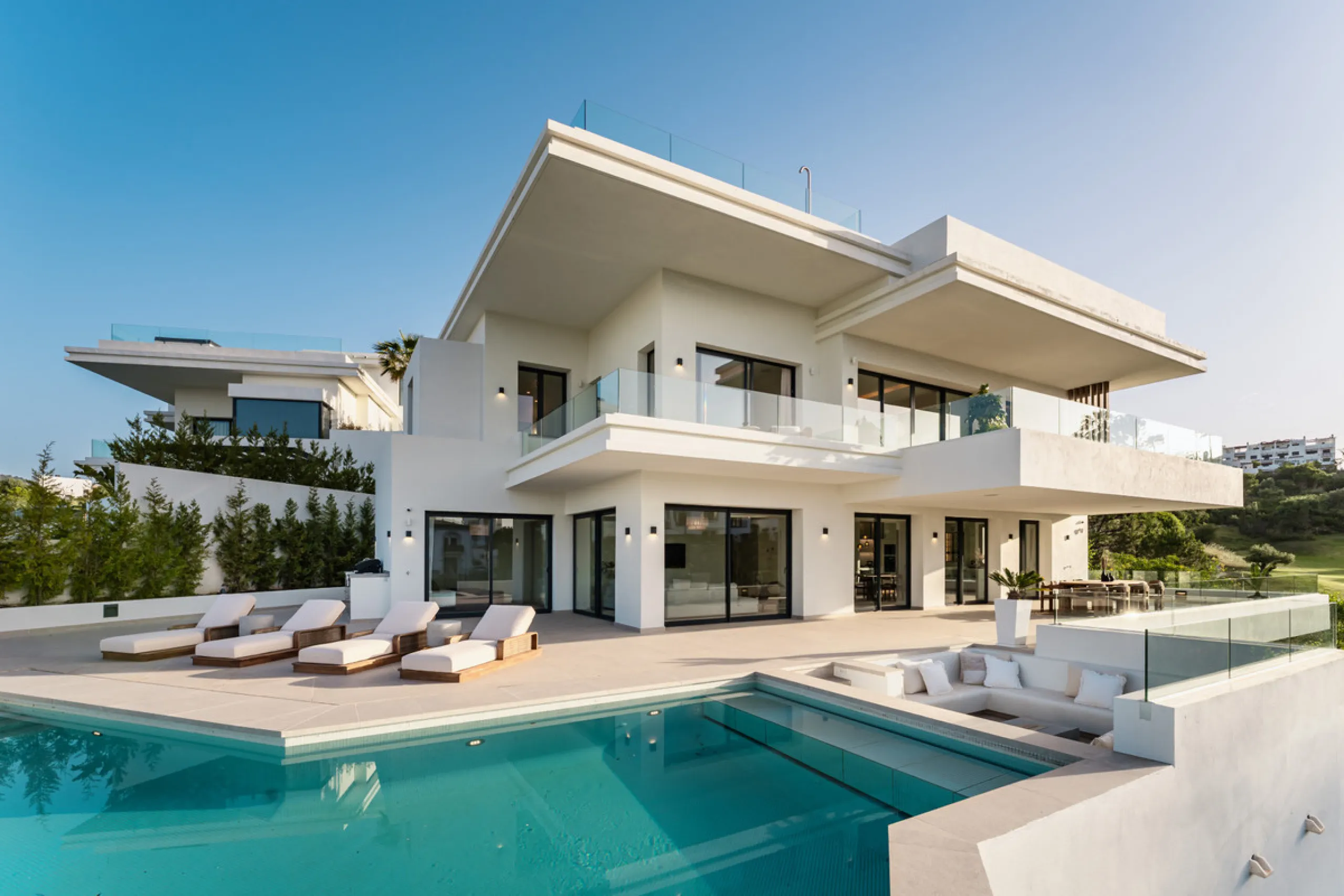Villa Three, located in the distinguished La Resina Golf community within Estepona's flourishing residential zone, is an architectural statement combining contemporary sophistication and practical luxury. Designed by the acclaimed Francisco Martínez Galvá