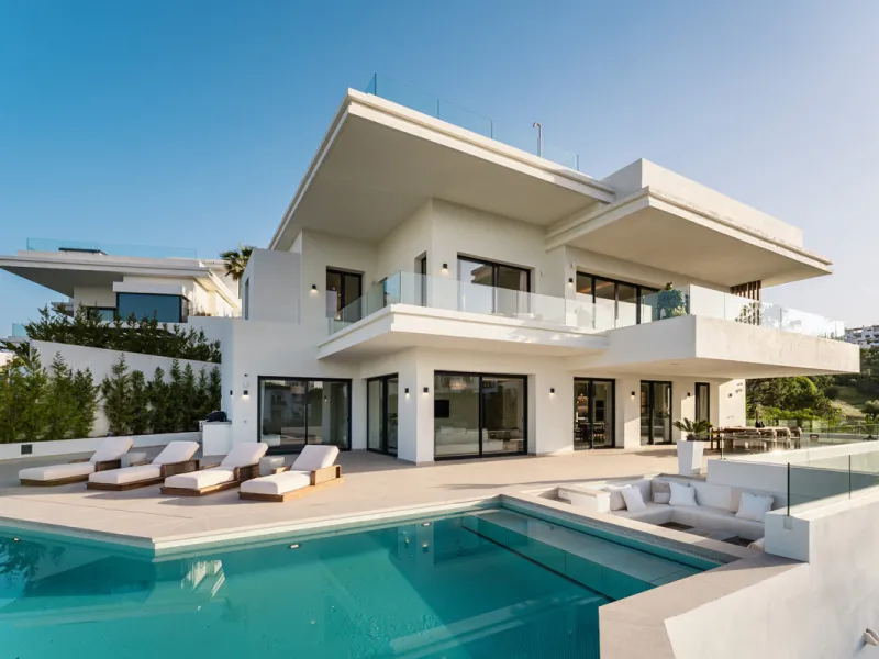 Villa Three, located in the distinguished La Resina Golf community within Estepona's flourishing residential zone, is an architectural statement combining contemporary sophistication and practical luxury. Designed by the acclaimed Francisco Martínez Galvá