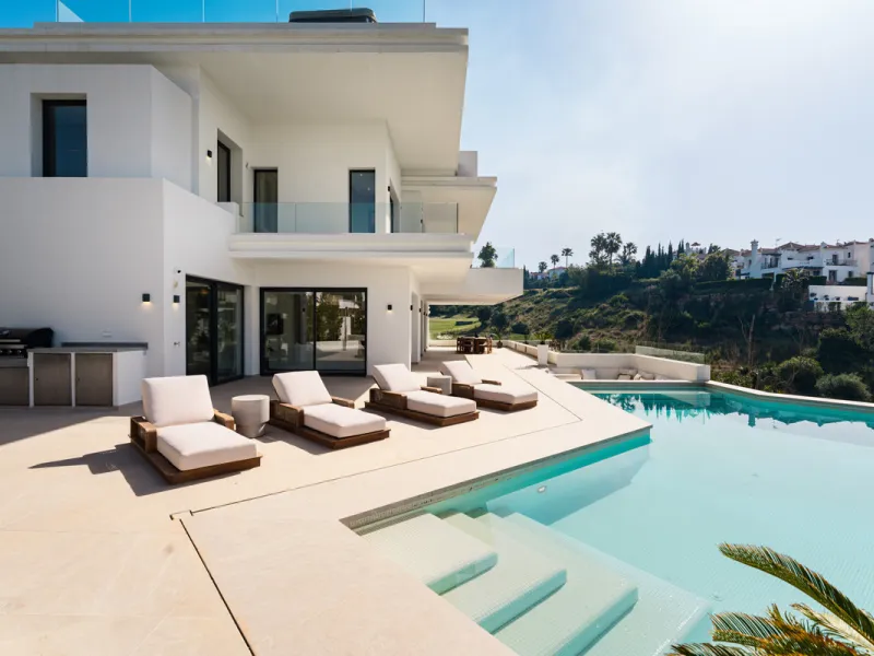 Villa Three, located in the distinguished La Resina Golf community within Estepona's flourishing residential zone, is an architectural statement combining contemporary sophistication and practical luxury. Designed by the acclaimed Francisco Martínez Galvá