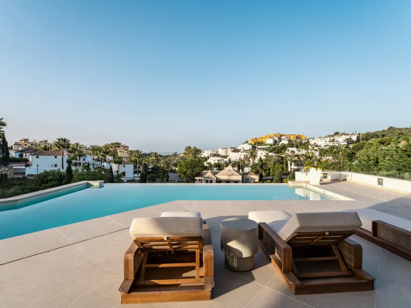 Villa Three, located in the distinguished La Resina Golf community within Estepona's flourishing residential zone, is an architectural statement combining contemporary sophistication and practical luxury. Designed by the acclaimed Francisco Martínez Galvá
