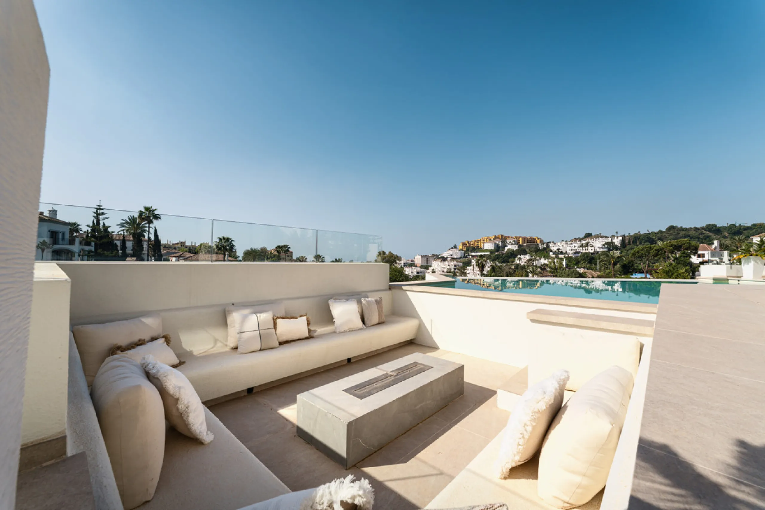 Villa Three, located in the distinguished La Resina Golf community within Estepona's flourishing residential zone, is an architectural statement combining contemporary sophistication and practical luxury. Designed by the acclaimed Francisco Martínez Galvá