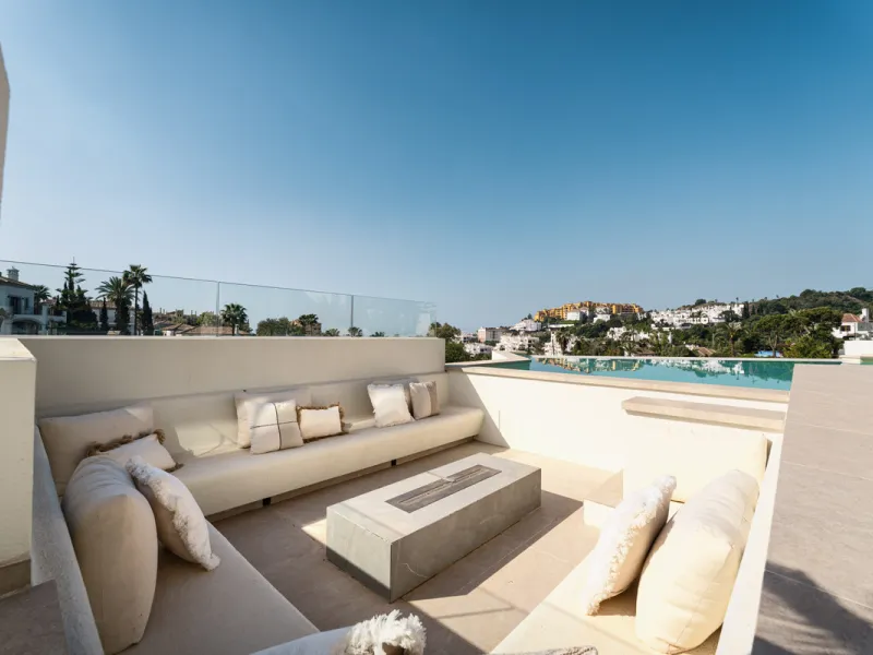 Villa Three, located in the distinguished La Resina Golf community within Estepona's flourishing residential zone, is an architectural statement combining contemporary sophistication and practical luxury. Designed by the acclaimed Francisco Martínez Galvá