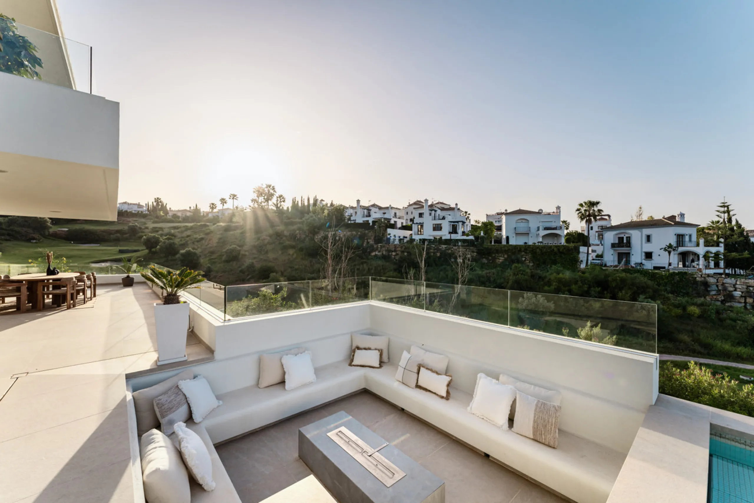 Villa Three, located in the distinguished La Resina Golf community within Estepona's flourishing residential zone, is an architectural statement combining contemporary sophistication and practical luxury. Designed by the acclaimed Francisco Martínez Galvá