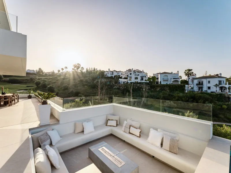 Villa Three, located in the distinguished La Resina Golf community within Estepona's flourishing residential zone, is an architectural statement combining contemporary sophistication and practical luxury. Designed by the acclaimed Francisco Martínez Galvá