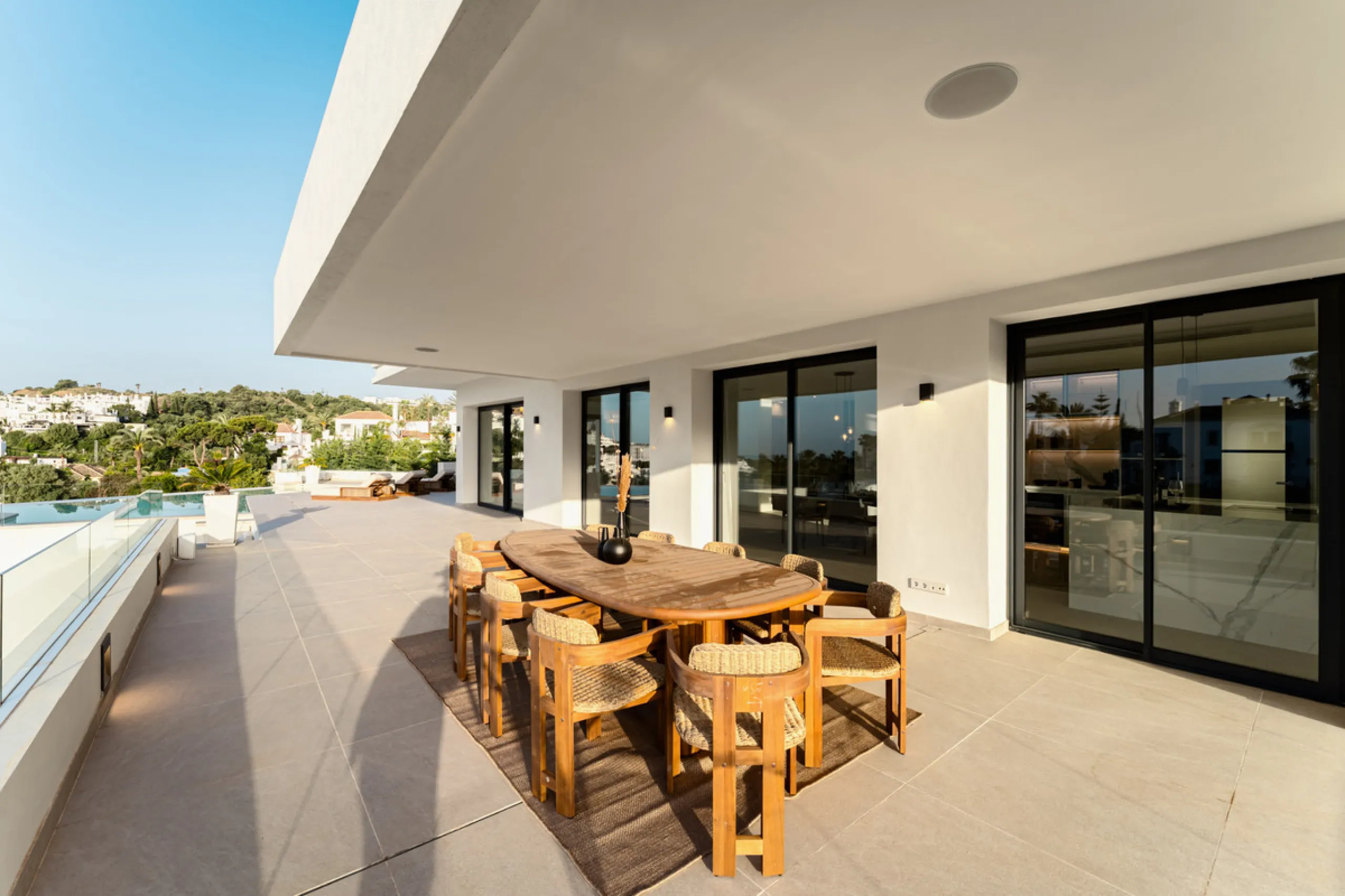 Villa Three, located in the distinguished La Resina Golf community within Estepona's flourishing residential zone, is an architectural statement combining contemporary sophistication and practical luxury. Designed by the acclaimed Francisco Martínez Galvá