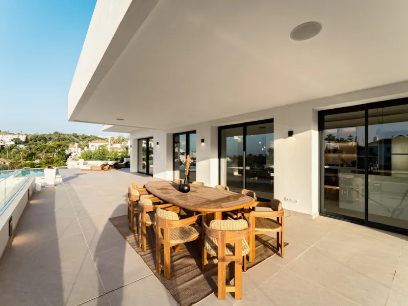 Villa Three, located in the distinguished La Resina Golf community within Estepona's flourishing residential zone, is an architectural statement combining contemporary sophistication and practical luxury. Designed by the acclaimed Francisco Martínez Galvá