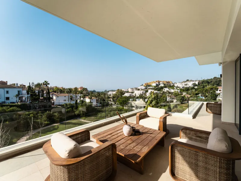 Villa Three, located in the distinguished La Resina Golf community within Estepona's flourishing residential zone, is an architectural statement combining contemporary sophistication and practical luxury. Designed by the acclaimed Francisco Martínez Galvá