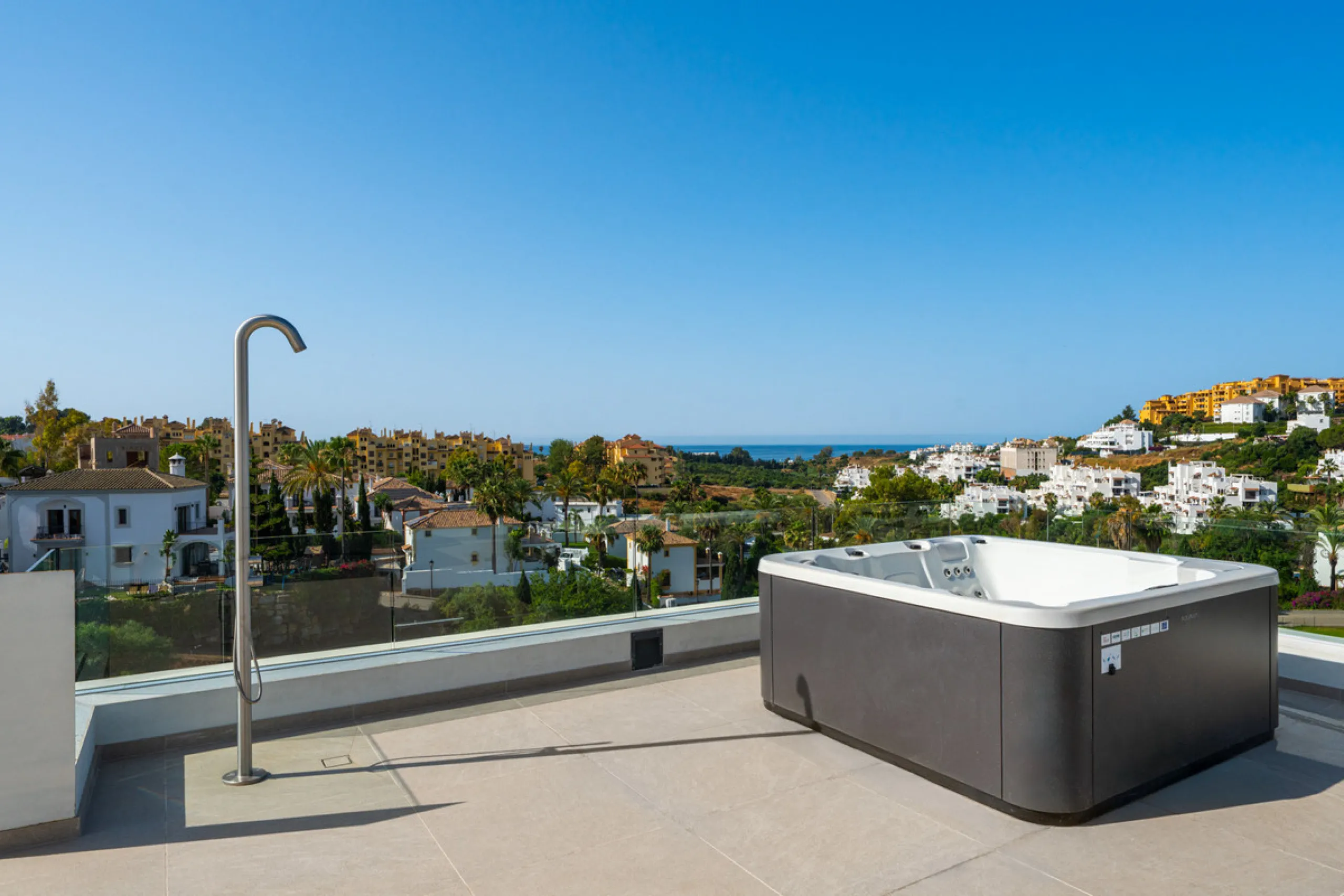 Villa Three, located in the distinguished La Resina Golf community within Estepona's flourishing residential zone, is an architectural statement combining contemporary sophistication and practical luxury. Designed by the acclaimed Francisco Martínez Galvá