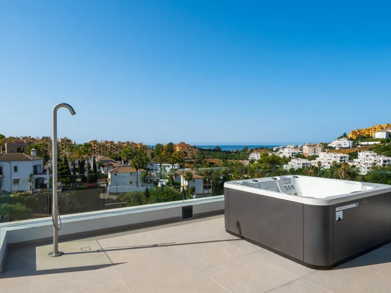 Villa Three, located in the distinguished La Resina Golf community within Estepona's flourishing residential zone, is an architectural statement combining contemporary sophistication and practical luxury. Designed by the acclaimed Francisco Martínez Galvá