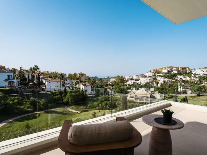 Villa Three, located in the distinguished La Resina Golf community within Estepona's flourishing residential zone, is an architectural statement combining contemporary sophistication and practical luxury. Designed by the acclaimed Francisco Martínez Galvá