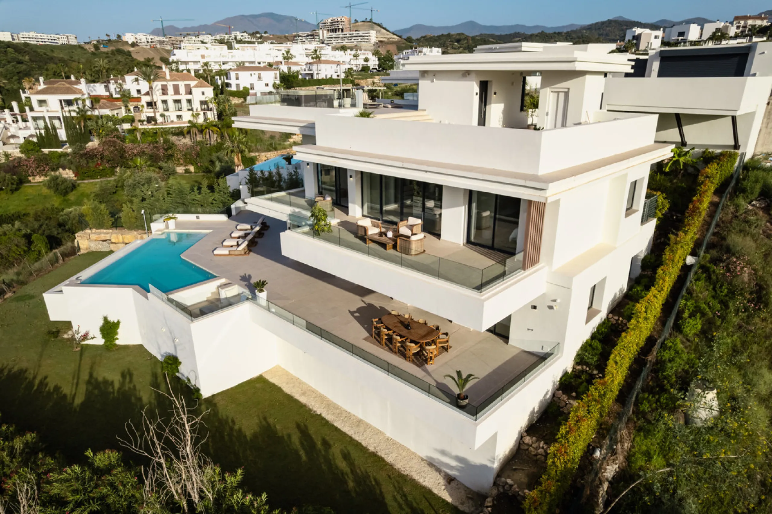 Villa Three, located in the distinguished La Resina Golf community within Estepona's flourishing residential zone, is an architectural statement combining contemporary sophistication and practical luxury. Designed by the acclaimed Francisco Martínez Galvá