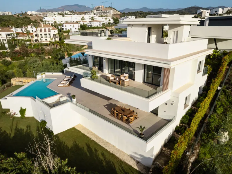 Villa Three, located in the distinguished La Resina Golf community within Estepona's flourishing residential zone, is an architectural statement combining contemporary sophistication and practical luxury. Designed by the acclaimed Francisco Martínez Galvá