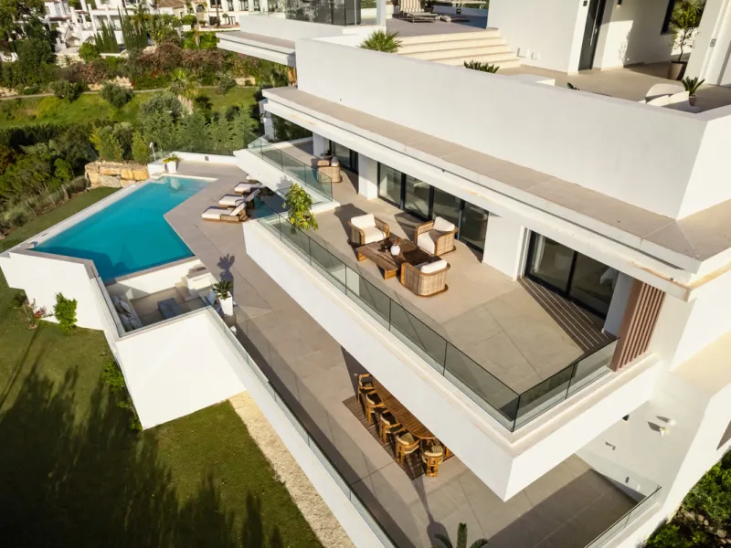 Villa Three, located in the distinguished La Resina Golf community within Estepona's flourishing residential zone, is an architectural statement combining contemporary sophistication and practical luxury. Designed by the acclaimed Francisco Martínez Galvá