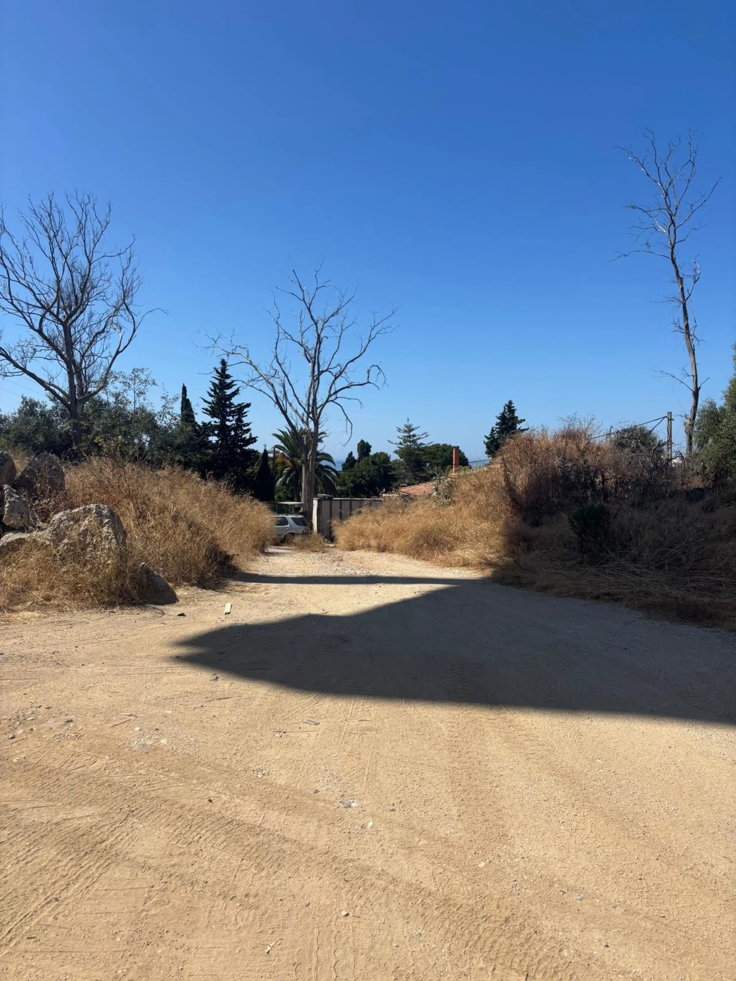 It is land that is divided into 2 parts, of which 4,400 meters are for commercial use and the adjoining 3,400 meters are rustic land. It is very well located with access to the highway and Marbella, as it is situated right at a turnaround to enter Marbell