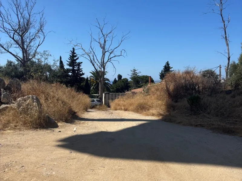 It is land that is divided into 2 parts, of which 4,400 meters are for commercial use and the adjoining 3,400 meters are rustic land. It is very well located with access to the highway and Marbella, as it is situated right at a turnaround to enter Marbell