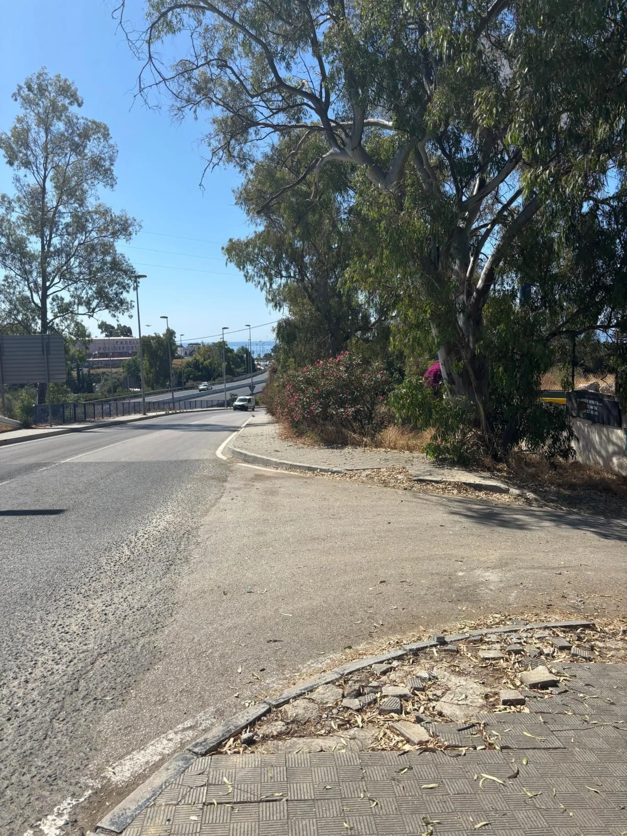 It is land that is divided into 2 parts, of which 4,400 meters are for commercial use and the adjoining 3,400 meters are rustic land. It is very well located with access to the highway and Marbella, as it is situated right at a turnaround to enter Marbell