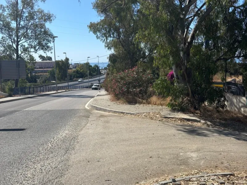 It is land that is divided into 2 parts, of which 4,400 meters are for commercial use and the adjoining 3,400 meters are rustic land. It is very well located with access to the highway and Marbella, as it is situated right at a turnaround to enter Marbell