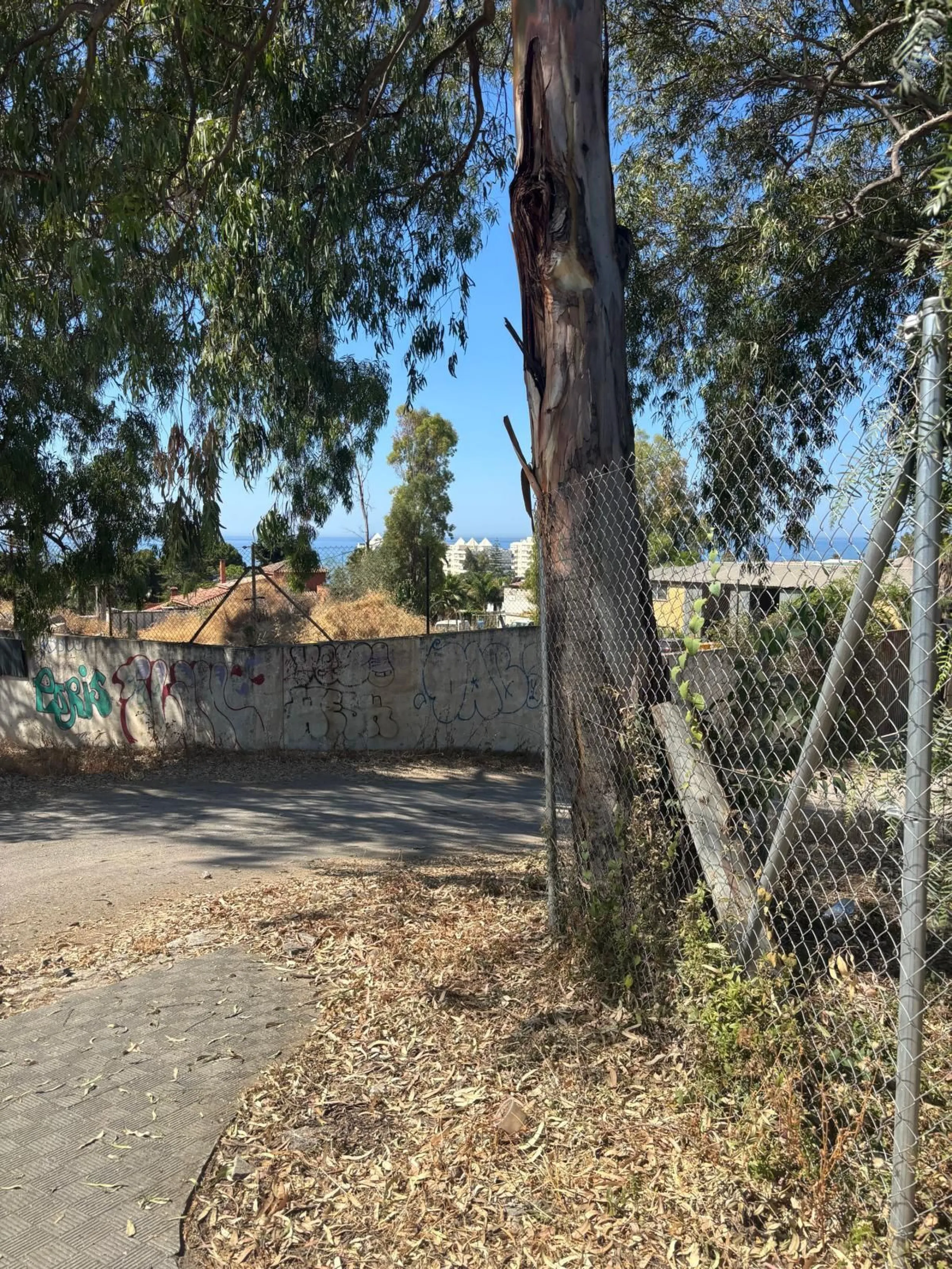 It is land that is divided into 2 parts, of which 4,400 meters are for commercial use and the adjoining 3,400 meters are rustic land. It is very well located with access to the highway and Marbella, as it is situated right at a turnaround to enter Marbell