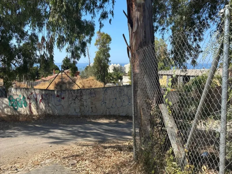 It is land that is divided into 2 parts, of which 4,400 meters are for commercial use and the adjoining 3,400 meters are rustic land. It is very well located with access to the highway and Marbella, as it is situated right at a turnaround to enter Marbell