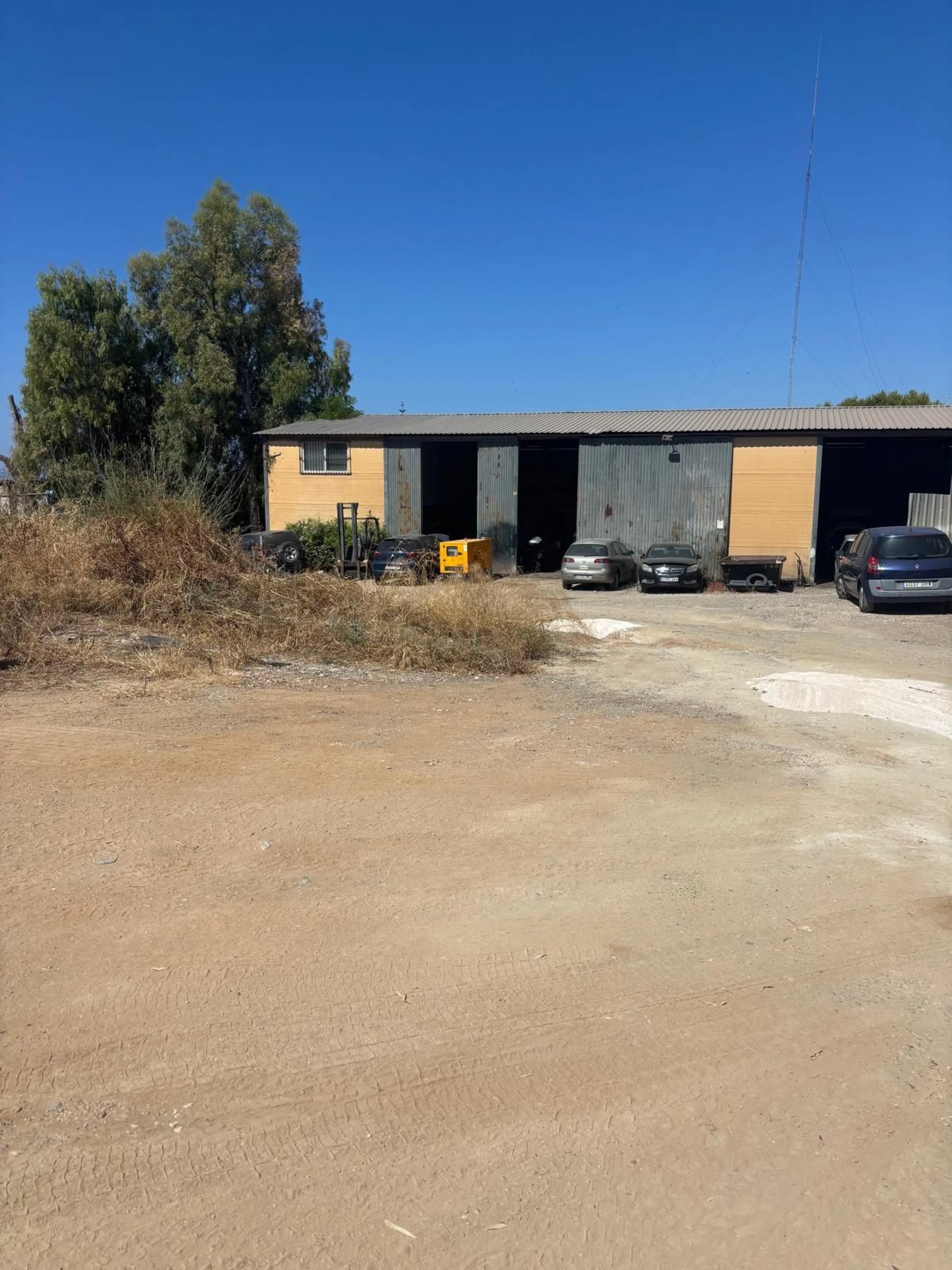 It is land that is divided into 2 parts, of which 4,400 meters are for commercial use and the adjoining 3,400 meters are rustic land. It is very well located with access to the highway and Marbella, as it is situated right at a turnaround to enter Marbell