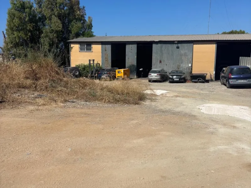It is land that is divided into 2 parts, of which 4,400 meters are for commercial use and the adjoining 3,400 meters are rustic land. It is very well located with access to the highway and Marbella, as it is situated right at a turnaround to enter Marbell
