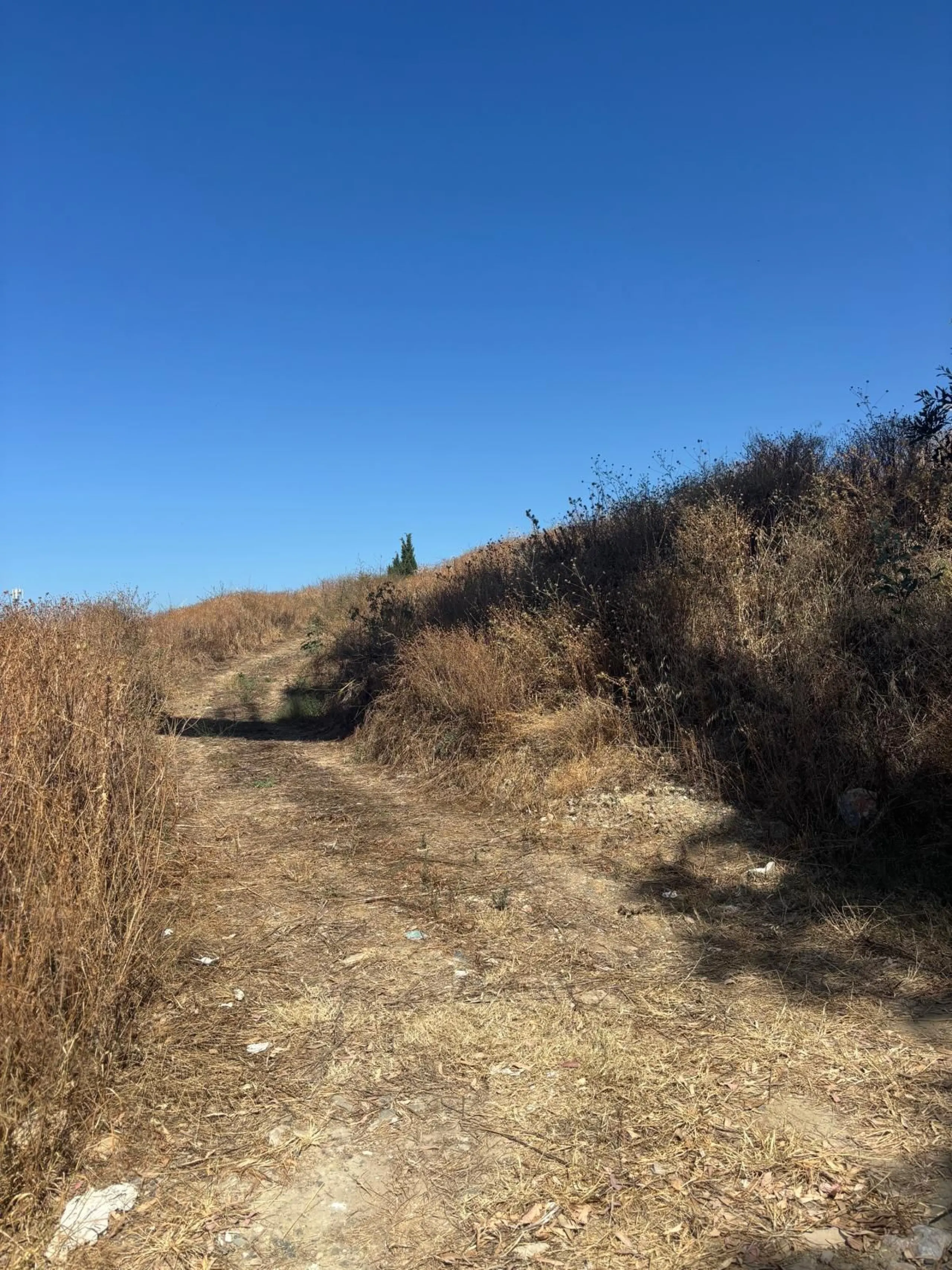 It is land that is divided into 2 parts, of which 4,400 meters are for commercial use and the adjoining 3,400 meters are rustic land. It is very well located with access to the highway and Marbella, as it is situated right at a turnaround to enter Marbell