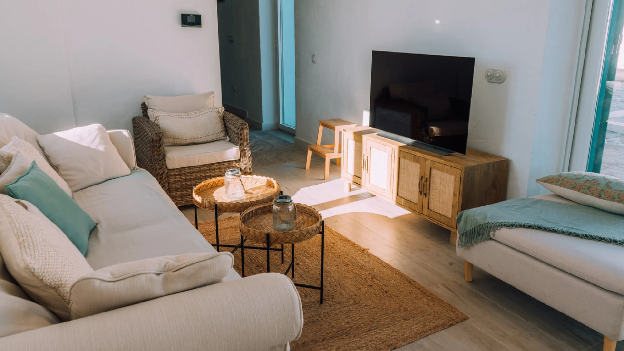 Set on a vast 270,000 m² estate near Ardales and the popular Caminito del Rey, this stunning cortijo blends recent renovations with preserved traditional features—thick stone walls, wooden beams, and classic doors—offering comfort without compromising cha