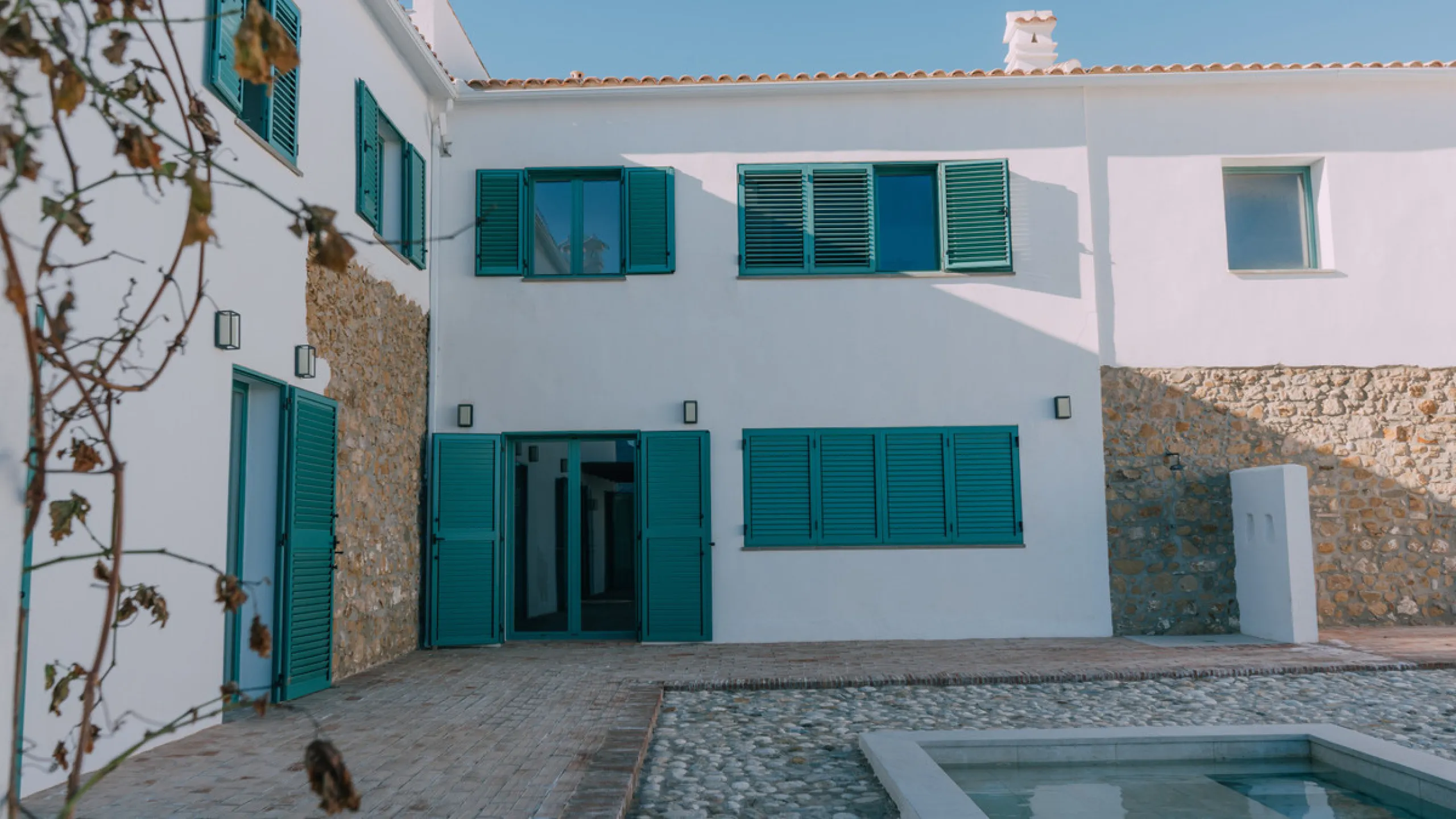 Set on a vast 270,000 m² estate near Ardales and the popular Caminito del Rey, this stunning cortijo blends recent renovations with preserved traditional features—thick stone walls, wooden beams, and classic doors—offering comfort without compromising cha