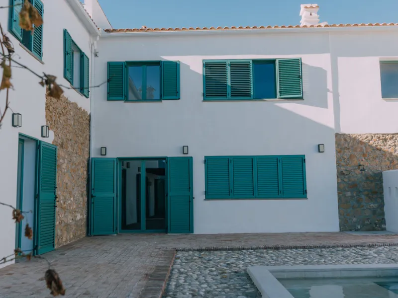 Set on a vast 270,000 m² estate near Ardales and the popular Caminito del Rey, this stunning cortijo blends recent renovations with preserved traditional features—thick stone walls, wooden beams, and classic doors—offering comfort without compromising cha