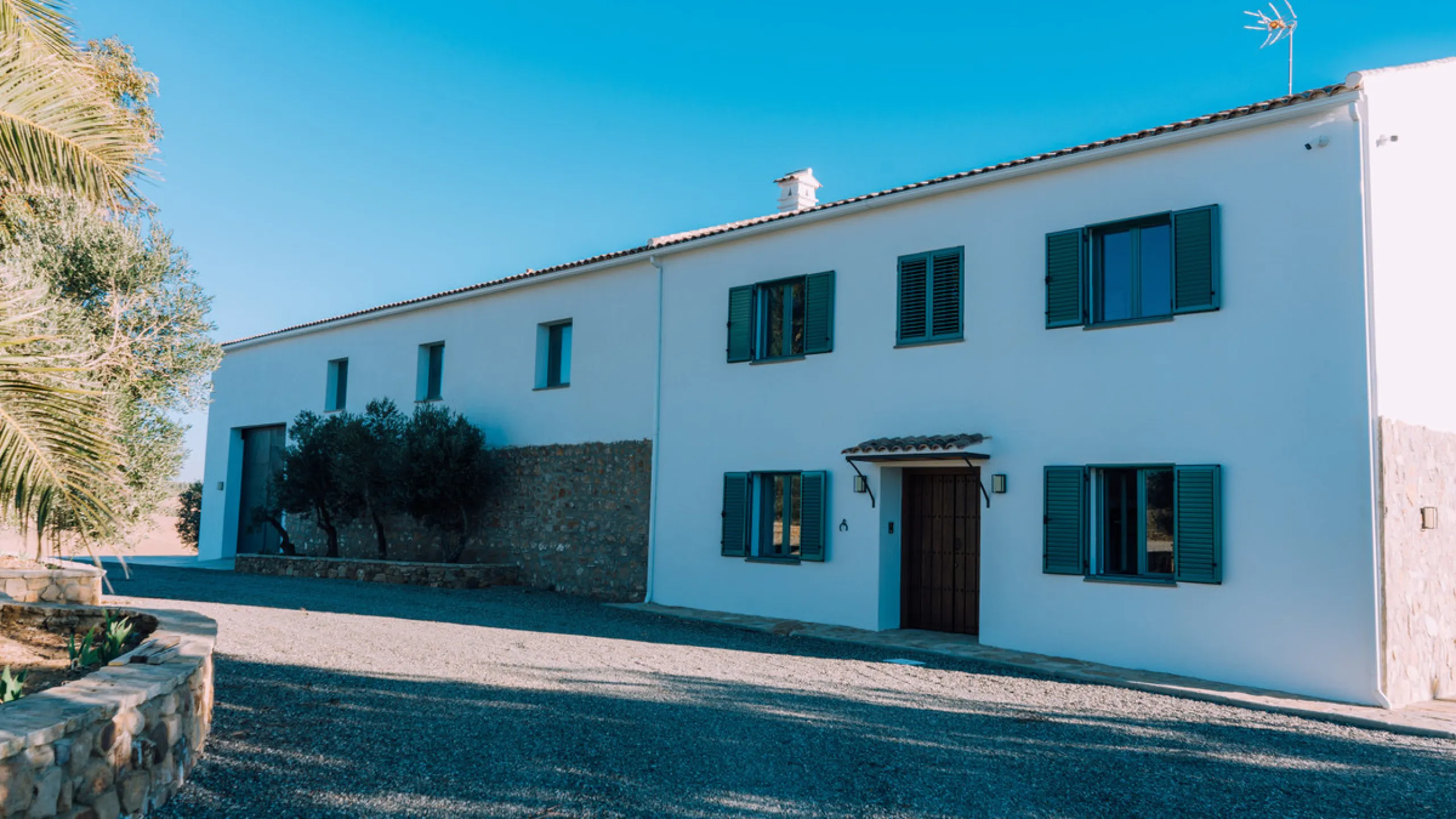 Set on a vast 270,000 m² estate near Ardales and the popular Caminito del Rey, this stunning cortijo blends recent renovations with preserved traditional features—thick stone walls, wooden beams, and classic doors—offering comfort without compromising cha